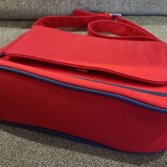 Tommy Hilfiger red canvas messenger style bag purse - Picture 4 of 10